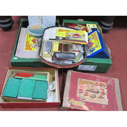 35 - A Quantity of Bayko Building Set Components, including bases, roofs, walls, windows, corner bricks, ... 