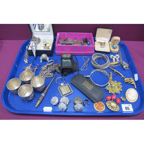 85 - A Mixed Lot of Assorted Pieces, including brooches, crucifix pendants, for silver plated tots, a vin... 
