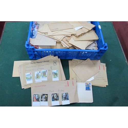 525 - An Accumulation of U/M G.B Decimal Stamps, loose in packets and envelopes, with a total face value o... 