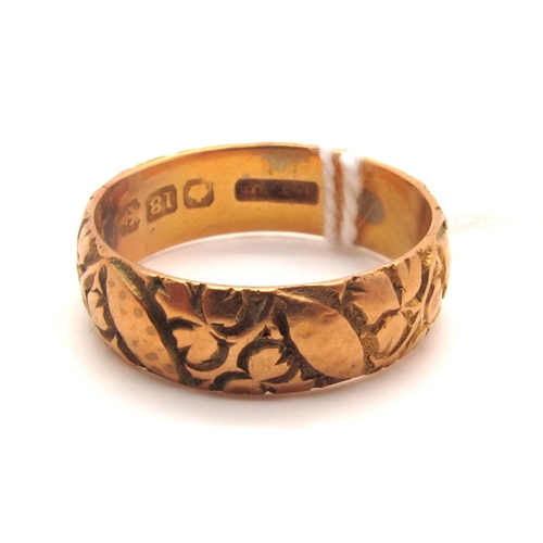 119 - An 18ct Gold Patterned Band, (finger size L1/2) (4grams).