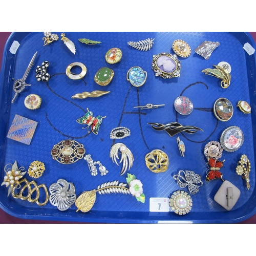 7 - A Mixed Lot of Assorted Costume Brooches :- One Tray