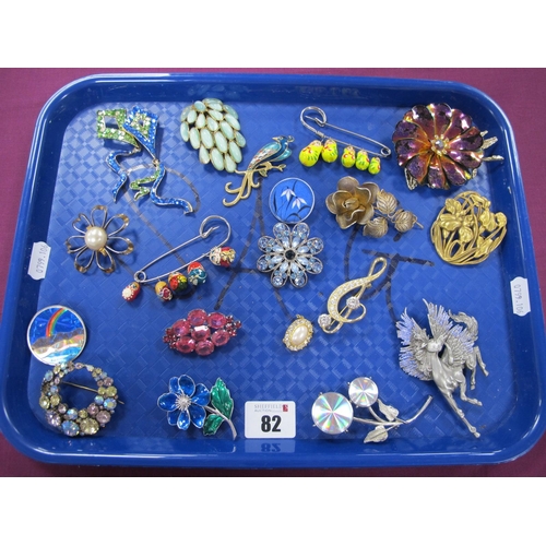 82 - Assorted Costume Brooches, including Suzanne Bjontegard kite brooch (damage / repair), filigree flow... 