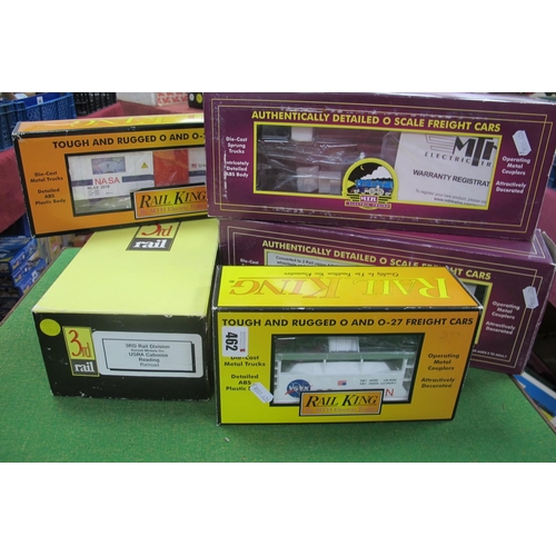 462 - Five Items of 'O' Gauge/7mm Boxed U.S.A Outline Rolling Stock, A Rail King Ref 30-74944 box car and ... 