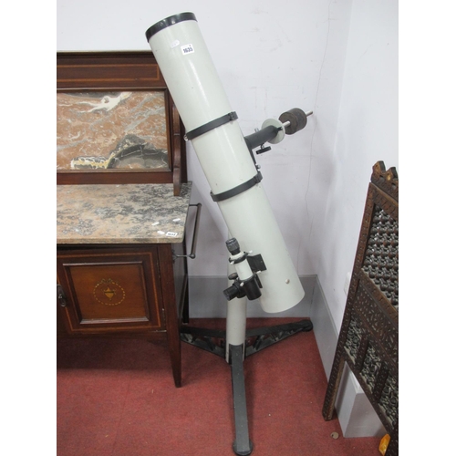 1635 - Commercial Professional Reflectoscope, on tripod stand.