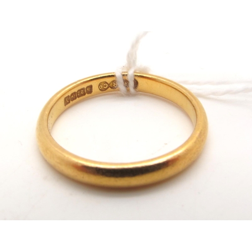 122 - A 22ct Gold Plain Wedding Band, (finger size L) (3.2grams).
