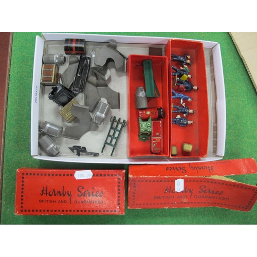 562 - Two Hornby 'O' Gauge/7mm Series Boxed Accessory Sets, No. 3 Platform Items and No. 1 Station/Platfor... 