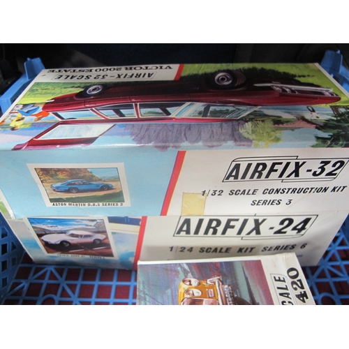 413 - Five Airfix 32 and 24 Scale Plastic Model Kits, comprising of Austin Maxi (53), 1933 Alfa Romeo (52)... 