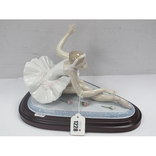 1228 - Lladro 'Ovation' Figurine No 6614, 26cm long plus base.