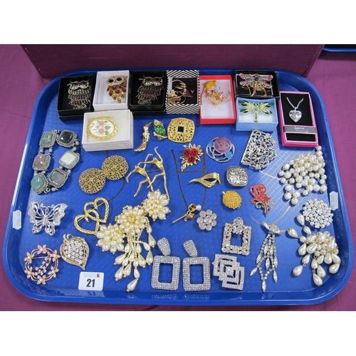 21 - A Collection of Assorted Modern Costume Brooches, together with large sparkly earrings, imitation pe... 