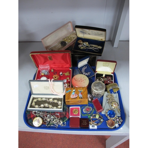 40 - A Mixed Lot pf Assorted Costume Jewellery, including brooches, imitation pearl and other necklaces, ... 