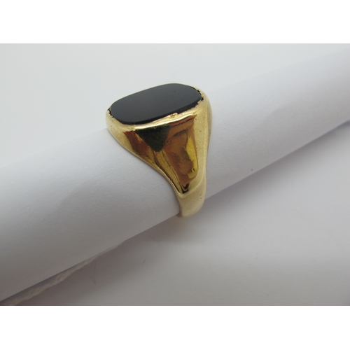 196 - A 9ct Gold Gent's Signet Style Ring, with cushion shape black onyx panel (finger size T) (7grams).