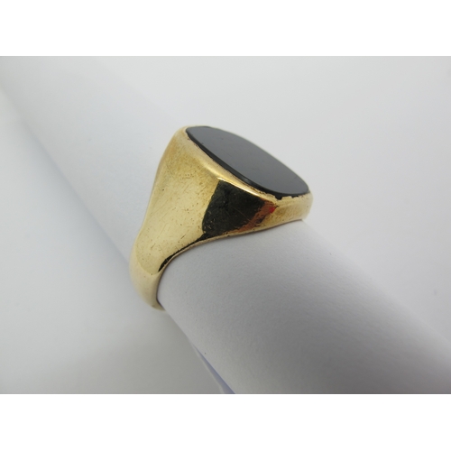 196 - A 9ct Gold Gent's Signet Style Ring, with cushion shape black onyx panel (finger size T) (7grams).