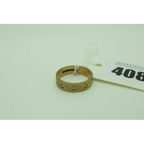 408 - A 9ct Gold Patterned Band, (finger size L) (2.5grams).