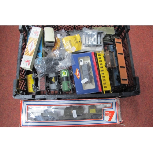 568 - Sixteen Plus Items of 'OO' Gauge/4mm Unboxed Rolling Stock, open wagons, box vans, brake van, tank w... 