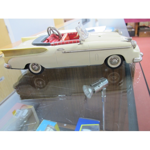 821 - A Boxed Schuco Synchromatic 5700 Tin Plate Packard Model, cream body, red interior, steering wheel p... 