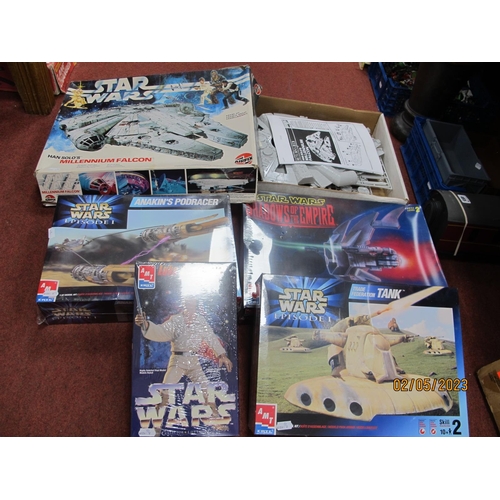 440 - Five AMT Airfix Star Wars Themed Plastic Model Kits, comprising of AMT #837Y Shadows of The Empire V... 