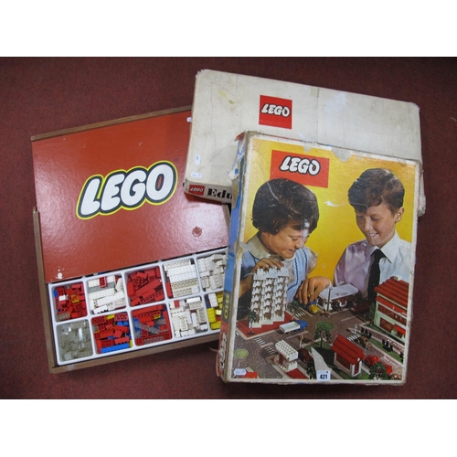 421 - Lego - A Circa 1960's Boxed Set No 810, board present, lacking box inner section, no vehicles, box p... 