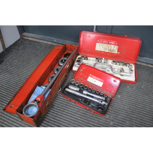 1045 - Presto Screw Threaders, socket sets, in metal tins (3).