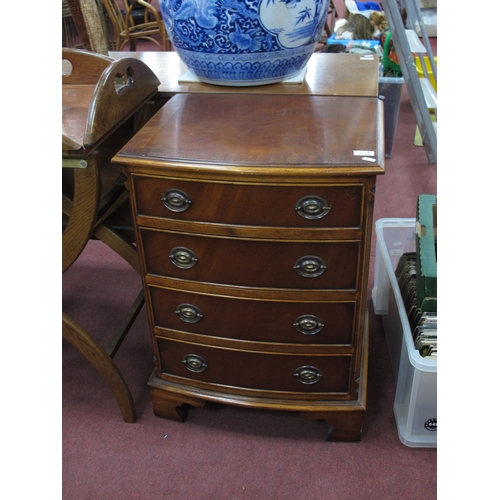 1543 - XX Century Mahogany Chest of Drawers, with four graduated drawers, reeded sides, on bracket feet 54c... 