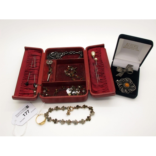 177 - An 18ct Gold Signet Ring, (rubbed) (2.5grams); together with a vintage hardstone inset clover leaf b... 