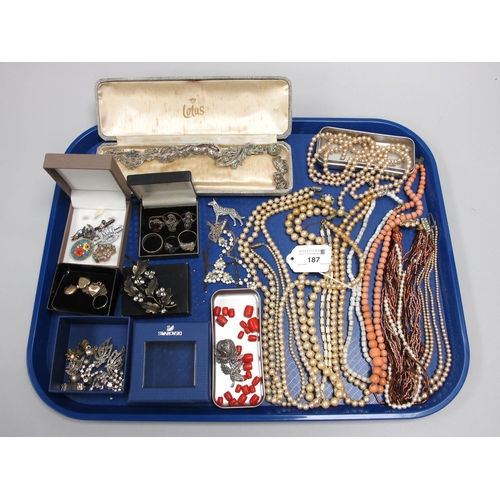 187 - A 9ct Gold Danity Oval Heart Shape Locket Pendant, together with two heart shape locket pendants, a ... 