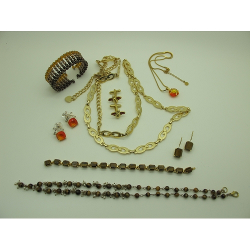 186 - A Collection of Modern Costume Jewellery, to include Joan Rivers earrings, brooches, ring, Puccini b... 