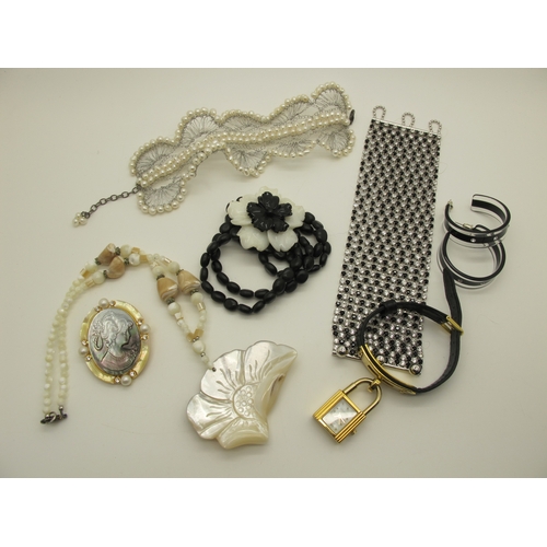 186 - A Collection of Modern Costume Jewellery, to include Joan Rivers earrings, brooches, ring, Puccini b... 