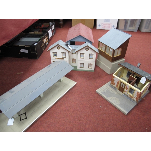 347 - Five Items of 'G' Gauge Layout/Trackside Buildings, wood, plastic kit built construction, comprising... 