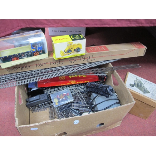 412 - A Small Quantity of 'OO'Gauge/4mm Steel Track, including approximately twenty 36 lengths, plus a cli... 