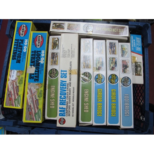 529 - Nine Airfix 'OO' Gauge/4mm Boxed Plastic Kits, comprising turntable, platform fitting, RAF Recovery ... 