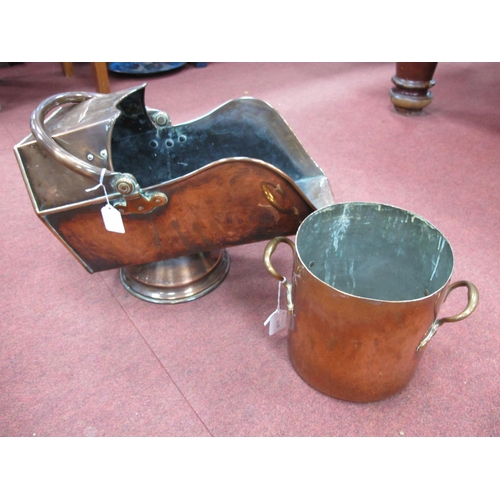 1457 - XIX Century Copper Coal Scuttle, together with a copper withhandled pan. (2).