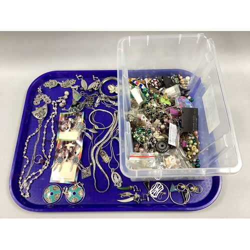 68 - A Small Selection of Modern and Other Costume Jewellery, including bangles, brooches, drop earrings,... 