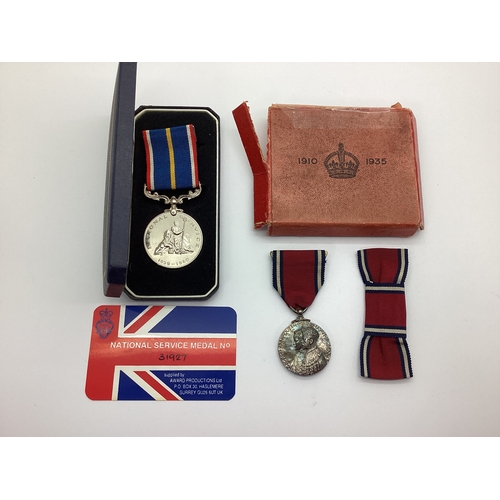 869 - 1935 Jubilee Medal with Bow Ribbon and Box, 1939-1960 National Service Medal in case (2) [637508]