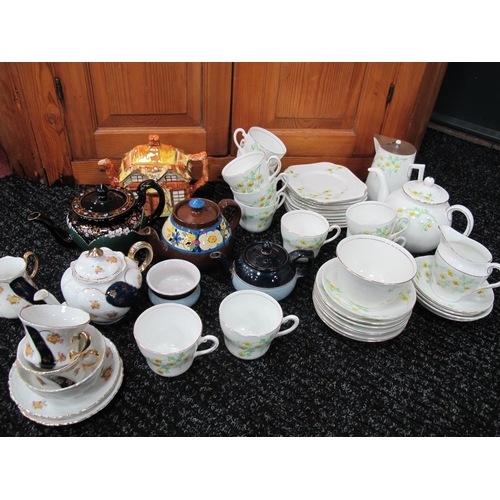 1030 - Colclough dinner service comprising of teapot, jugs, cups, saucers, side plates together with anothe... 