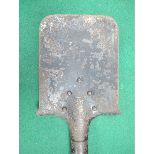 734 - WW1 German entrenching tool with manufacturer mark and date 1915, complete with leather tool head co... 