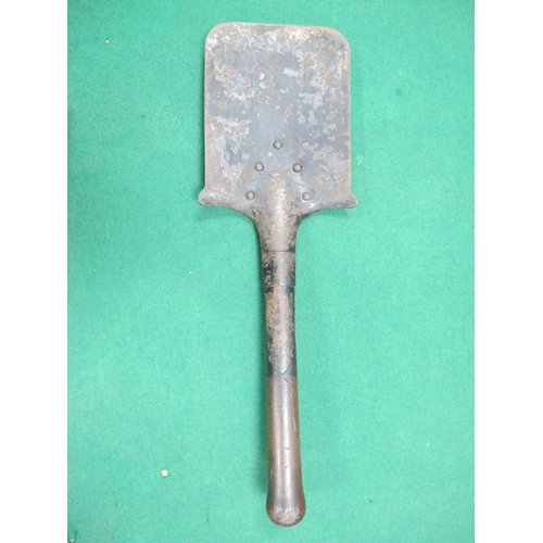 734 - WW1 German entrenching tool with manufacturer mark and date 1915, complete with leather tool head co... 