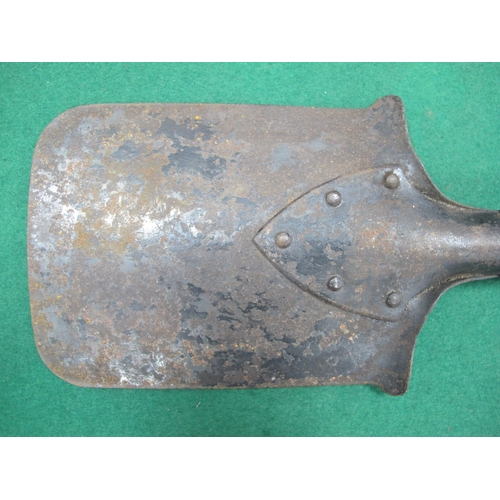 734 - WW1 German entrenching tool with manufacturer mark and date 1915, complete with leather tool head co... 