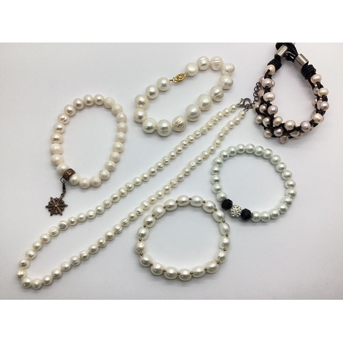 176 - Modern Large Fresh Water Peal Bead Bracelet, together with further pearl bracelets and a single stra... 