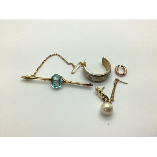 199 - A Single Stone Bar Brooch, rwctngular claw set (stamped 