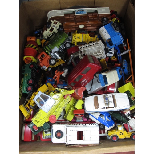 325 - A quantity of diecast model vehicles by Dinky Toys, Corgi, Matchbox, Tonka and other to include John... 