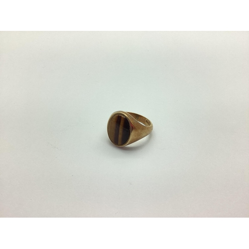 230 - A 9ct Gold Tiger's Eye Signet Style Ring, (finger size T) (8.5cm).