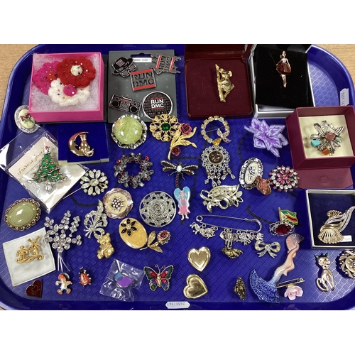 27 - A Collection of Brooches, Pins and Scarf Clips, to include Hollywood Celtic style brooch, Jon Richar... 