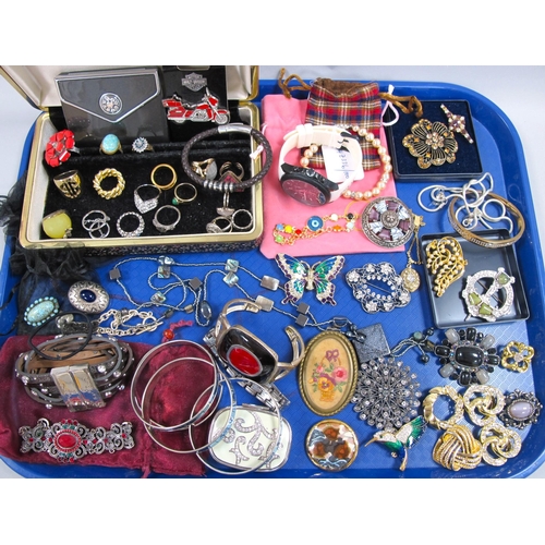 36 - A Mixed Lot of Assorted Costume Jewellery, including Miracle and other brooches, dress rings, bangle... 