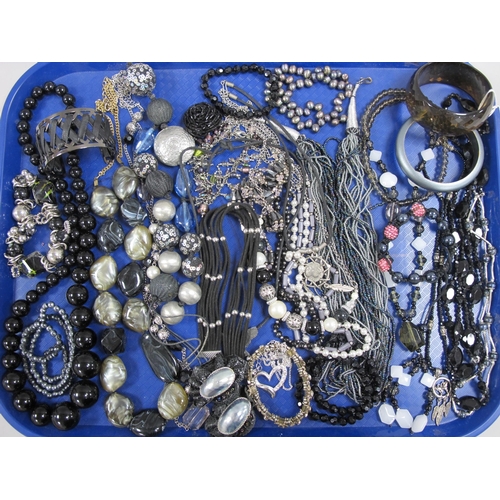 73 - Assorted Costume Jewellery, including bead necklaces, bangles and bracelets, freshwater pearls, etc ... 