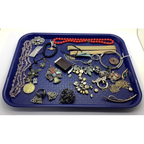 74 - Assorted Costume Jewellery, including expanding watch bracelets, brooches, dress rings, pendants etc... 