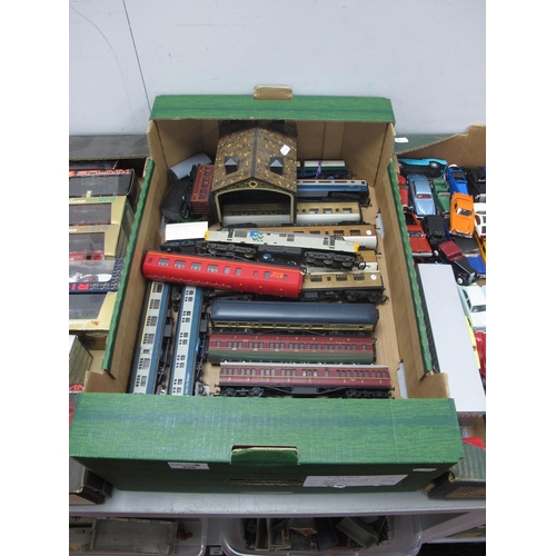 338 - Fourteen 'OO' Gauge/4mm Unboxed MKI Coaches, L.N.E.R (4), LMS (3), - Intercity (3), etc, seven items... 