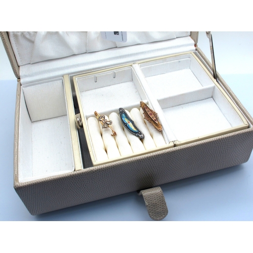 117 - A 9ct Gold Victorian Style Bar Brooch, alternate inset highlights, within decorative border (2.4gram... 
