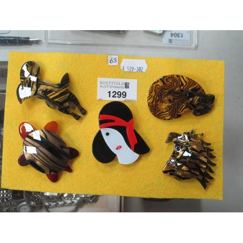 1299 - Five Modern Brooches.