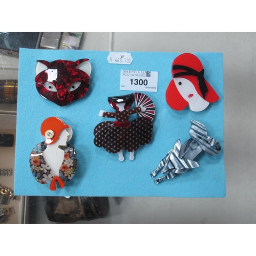 1300 - Five Modern Brooches.