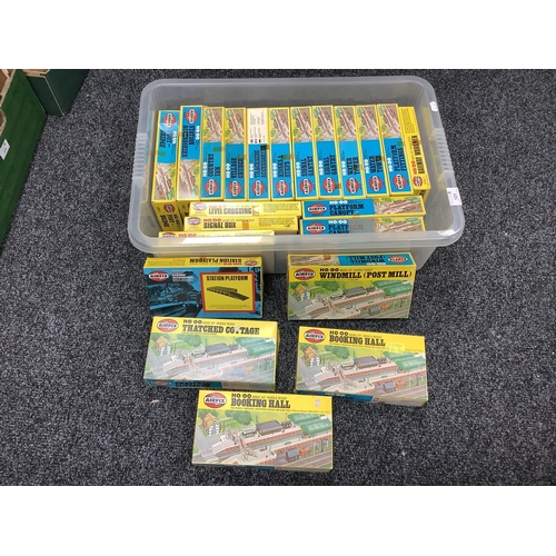 121 - Approximately Twenty HO/OO Gauge Lineside Model Building Kits by Airfix, unchecked for completeness,... 